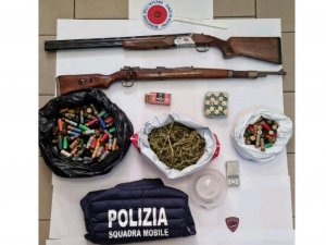 Isola, armi e droga in un casolare: tratto in arresto un 40enne