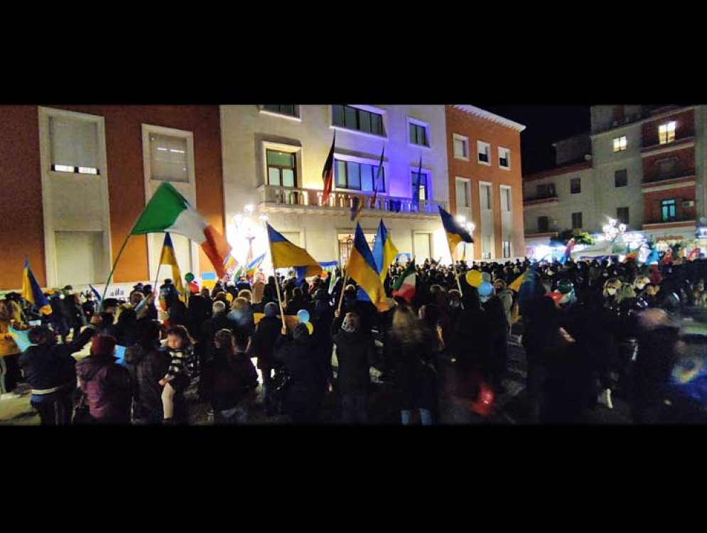 Crotone, piazza piena coi colori della pace per dire no alla guerra in Ucraina