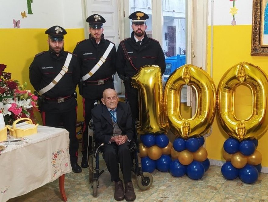 Strongoli, nonno Alberto festeggia i suoi cento anni assieme ai carabinieri