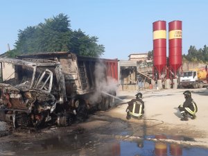 A fuoco i mezzi in una ditta edile di Roccabernarda: carabinieri indagano