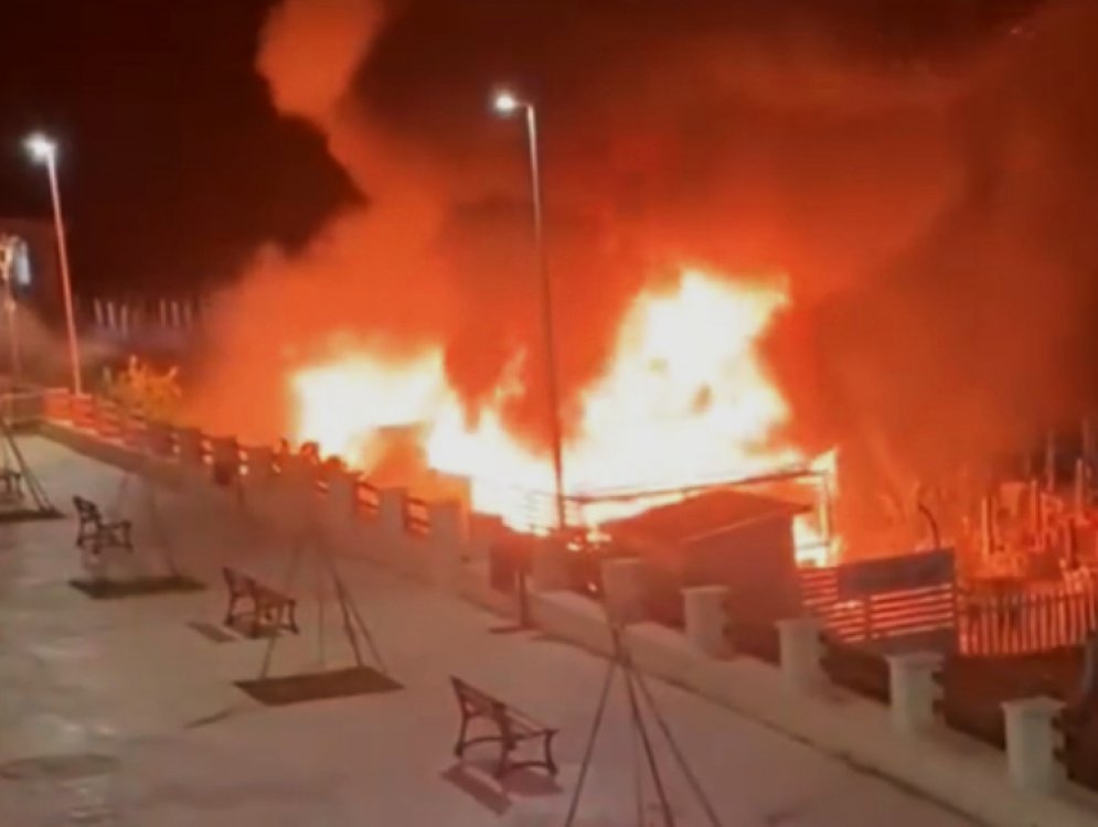 In fiamme lido balneare a Capo Rizzuto, sull&#039;accaduto indagano i carabinieri