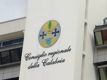 Regione: palazzo Campanella approva anche proroghe su Piano rifiuti e usi civici