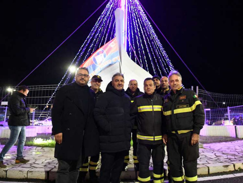 L&#039;Fc Crotone illumina il Natale in citta&#039;: acceso l&#039;albero installato dai Vigili del fuoco su piazza Caputo