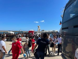 Frontex, sbarco a Crotone in mattinata: circa 200 migranti a bordo di una motovedetta