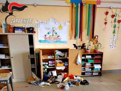 Dalla sacrestia al plesso scolastico, furti e danneggiamenti: in carcere 26enne rumeno