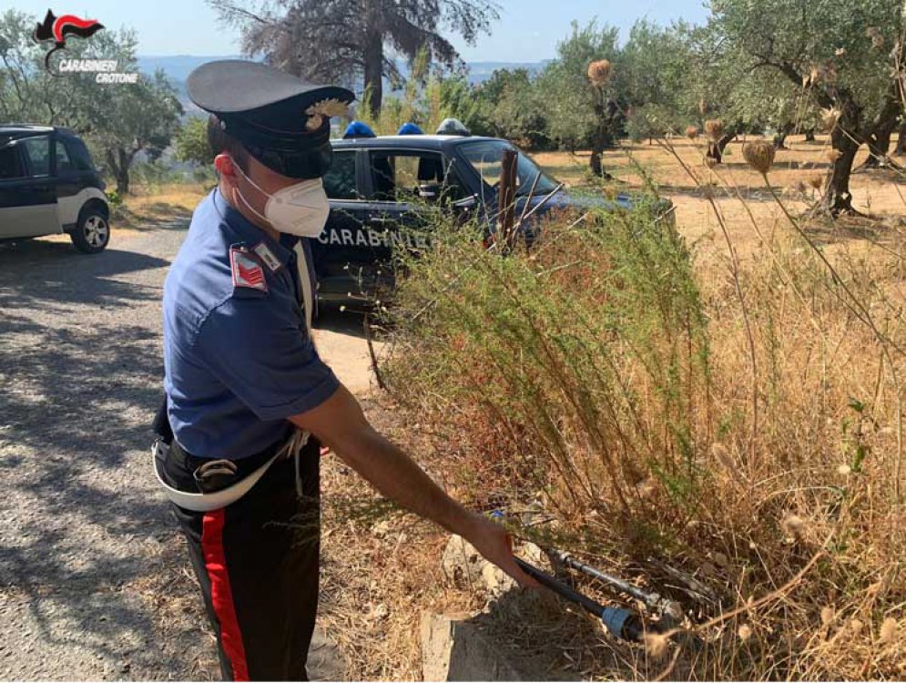 Allacci abusivi alla rete idrica: interventi e denunce dei carabinieri nel Crotonese