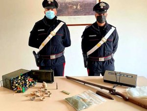 Droga, armi e reperti archeologici: arrestato 66enne di Isola Capo Rizzuto