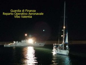 Sbarco nel Crotonese: 75 migranti a bordo di un veliero, fermati presunti scafisti