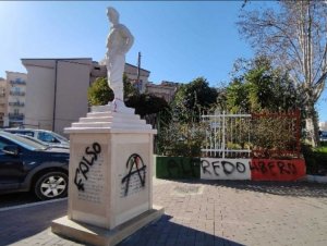 Vandalizzata la statua di Crea, il sindaco: «Infangata memoria degli internati»