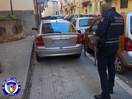 Raffica di contravvenzioni della Polizia locale di Crotone su parcheggi e rifiuti