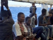 Barca si infrange sulla costa, migranti aggrappati agli scogli: soccorse 52 persone da terra e da mare nei pressi di Le Castella