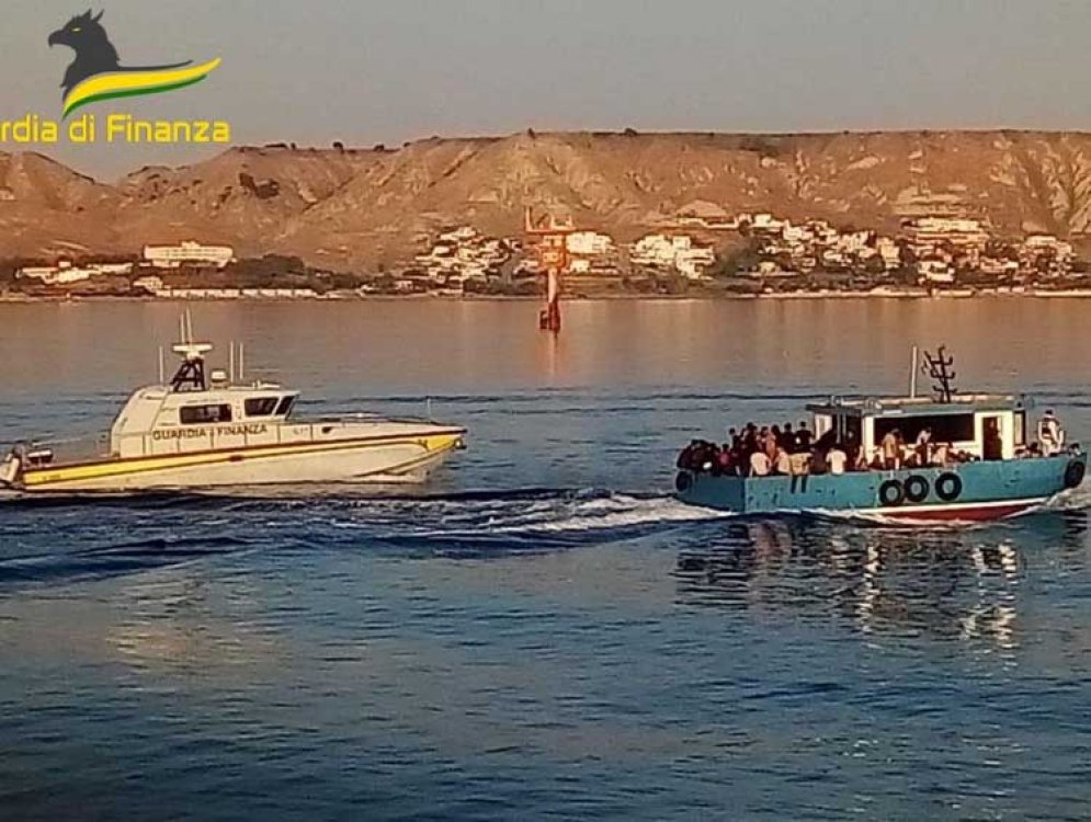 Gdf, scortato nel porto di Crotone peschereccio con 102 migranti a bordo