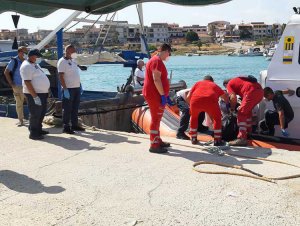Tragedia in mare: riprese le ricerche del migrante disperso, disposta autopsia per vittime
