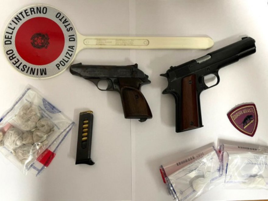 Spuntano armi e droga dai controlli della Polizia nella citta' di Crotone