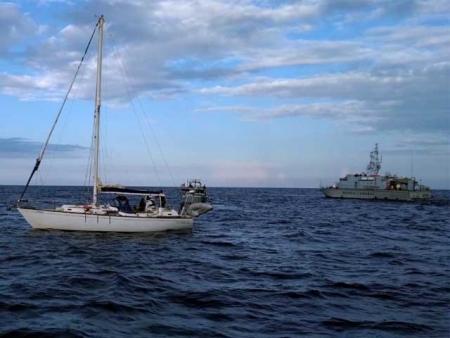 VIDEO│Nascosti sotto coperta e in condizioni disumane: 45 clandestini a bordo di un&#039;imbarcazione al largo della costa crotonese