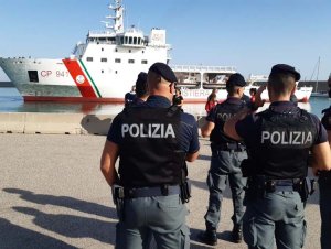 Reingresso irregolare, arrestati due egiziani sbarcati a Crotone con la nave &#039;&#039;Diociotti&#039;&#039;