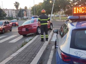 Auto finisce contro un palo dell&#039;illuminazione su via Borsellino: traffico in tilt in serata