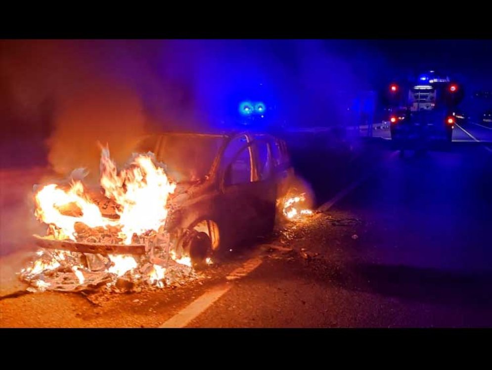Auto in fiamme sulla Statale 107 nei pressi di Belvedere Spinello: nessun ferito